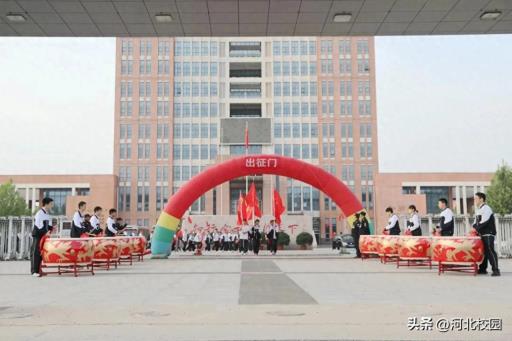 沧州一中举行五十华里远足活动，两千师生踏青