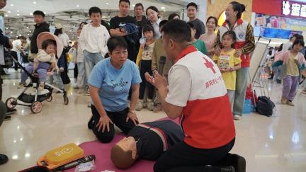 “地摊课堂”开进商圈！邵阳市红十字会“5·8博