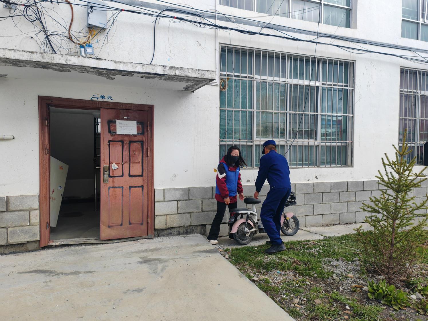 错那大队联合物业人员深入居民小区持续开展电动自行车消防安全隐患宣传活动