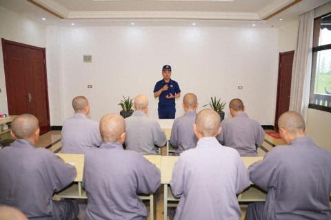 湖北仙桃：“蓝朋友”进寺庙 传授平安“防火经”