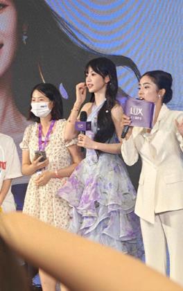田曦薇现身海口活动，紫色挂脖长裙元气满满宛如花仙子好美好灵动