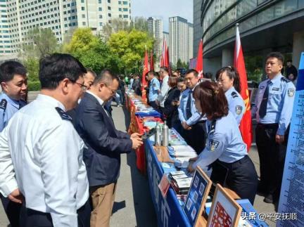 市公安局开展“5.15政务公开日”户外场所宣传活动