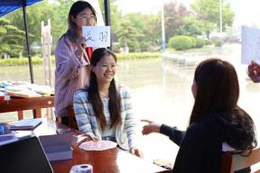 黔南民族师范学院举办“阅读生活节”创意集市活动