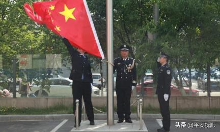 望花分局组织开展“与锋同行 实干争先”主题党日暨退休民警荣退仪式活动