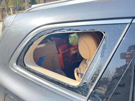 仙桃公安擒惯偷破三起砸车窗盗窃案