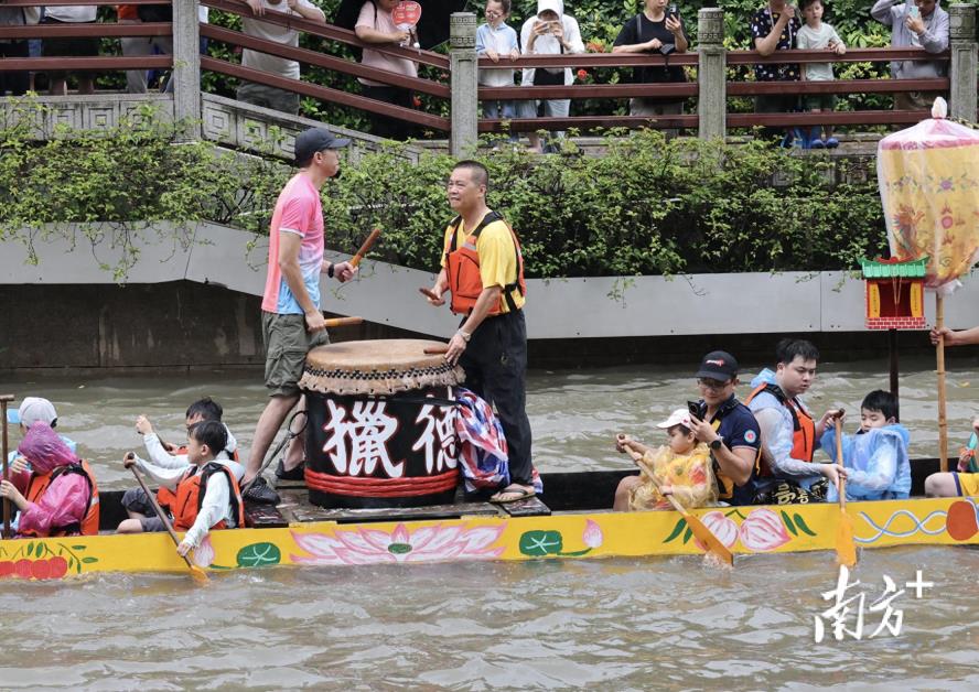 广州国际化街区上演龙船“采青”，“大手拉小手”风雨无阻