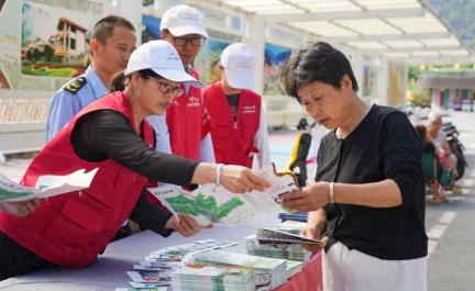 泸水市开展中国旅游日普法宣传暨旅游资源推介活动