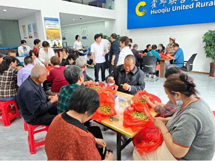 剥毛豆 抓鸡蛋 送彩票——安徽霍邱联合村镇银行十二周年庆把厅堂变成“烟火市集”
