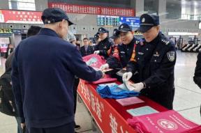 法治宣传进车站 共筑平安出行路 佳木斯铁路警方联动开展“法治护出行”主题宣传活动