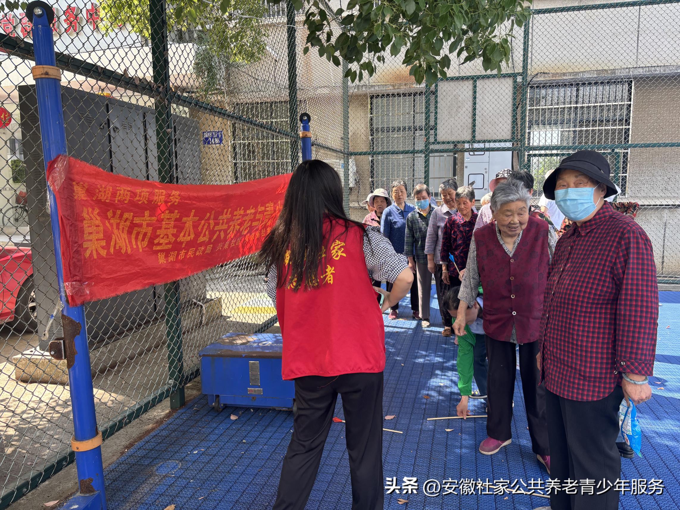 兴巢社区开展“古艺新玩，壶乐银龄”活动