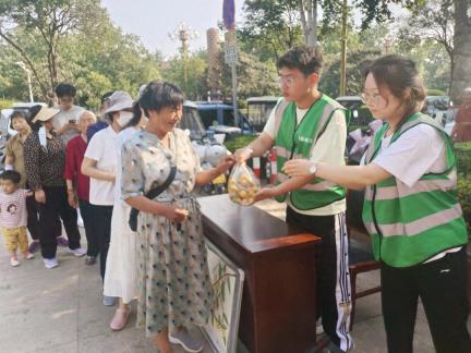 许昌东城开展“采摘枇杷送市民”公益活动