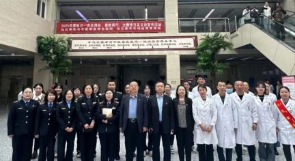 乌兰察布市市场监管局开展“安全用妆 量肤而行”5·25爱肤日党建义诊宣传活动