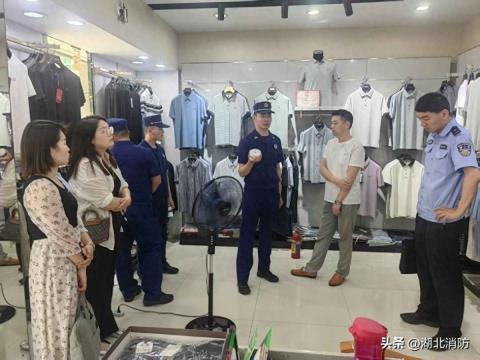 湖北十堰：联合公安部门深入辖区九小场所开展烟感报警器推广宣传活动