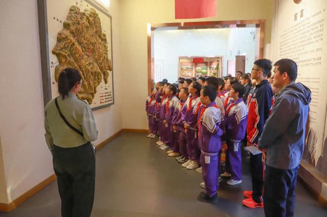 定西市各族青少年书画交流研学活动在通渭县举办