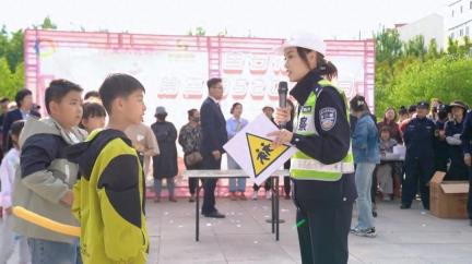 寓教于乐传递文明出行理念 松原公安交警联合辖区物业走进社区开展交通安全宣传活动