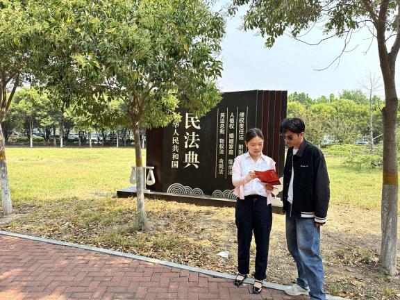 中国民生银行新乡分行走进公园开展民法典宣传月活动 助力法治社会建设