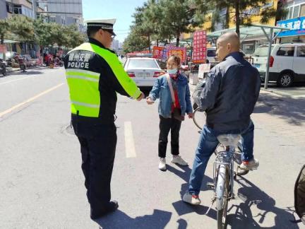 凌河交警深入“零工”市场开展交通安全宣传活动