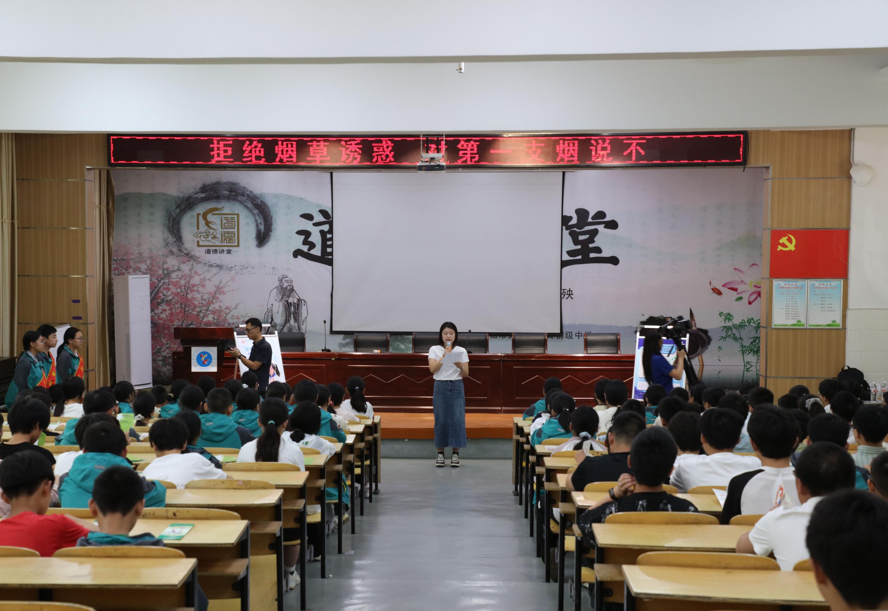 潜江市疾控中心进校园开展第38个“世界无烟日”宣传活动
