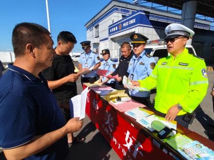 携手爱路护路 共赴美好前路 师市开展“全国路政宣传月”活动