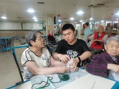 雅安市人民医院离退休科联合团委开展“晚霞关爱计划”主题活动
