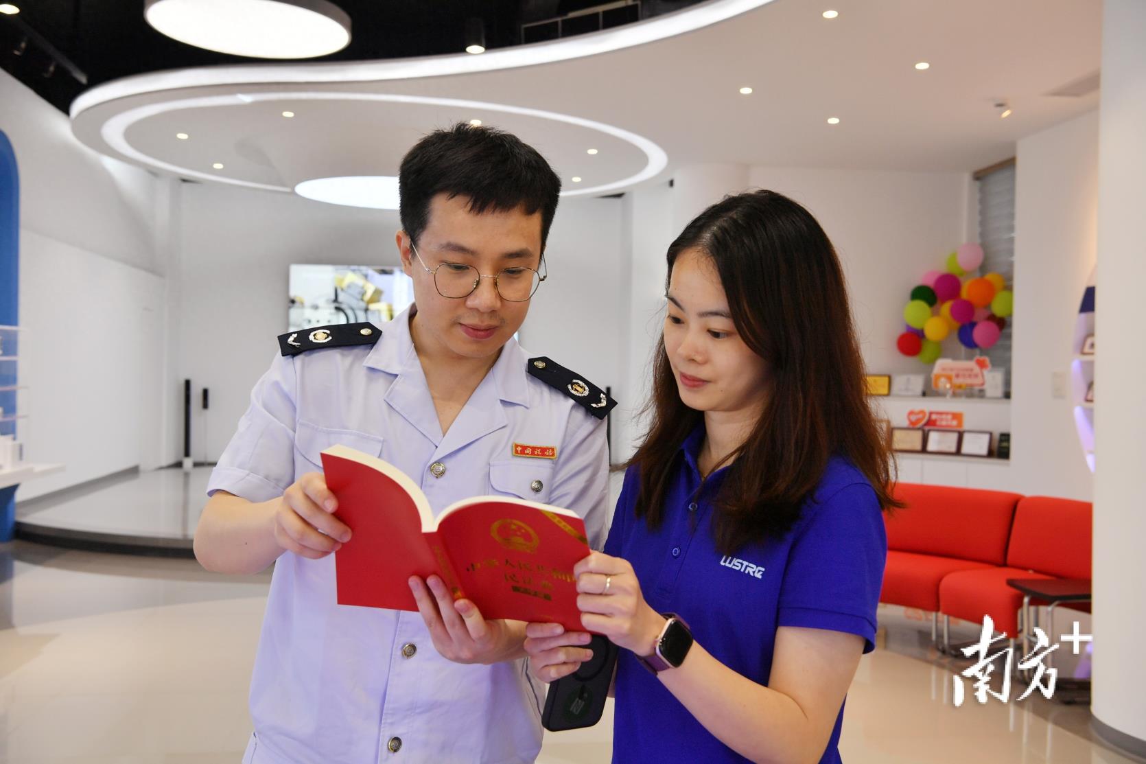 送法护航促发展，汕头综保税务开展主题活动“典”亮企业法治路