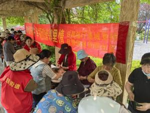 日照银行港城支行开展端午节包粽子活动