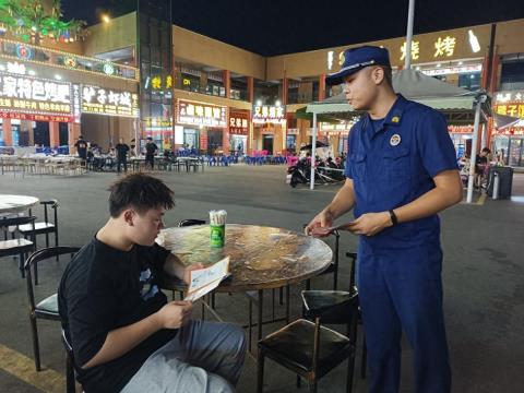 湖北天门：开展“消防宣传进夜市”宣传活动