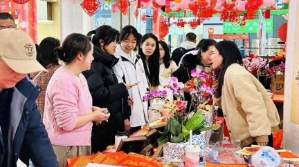 特别的爱给特别的你——凯里市关工委、凯里市老年大学开展“童心向阳 · 温暖同行”庆“六
