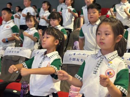 包头市昆都仑区第一实验小学创新开展人偶剧队前教育实践活动
