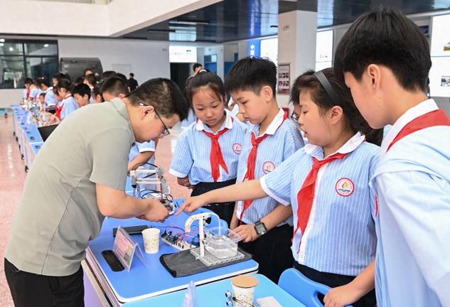 2025年信阳市科技活动周暨信阳市全国科技工作者日举行