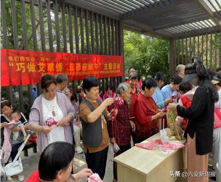 平桥乡翡翠湾社区：开展“巧做艾草锤 五彩迎端午”主题活动