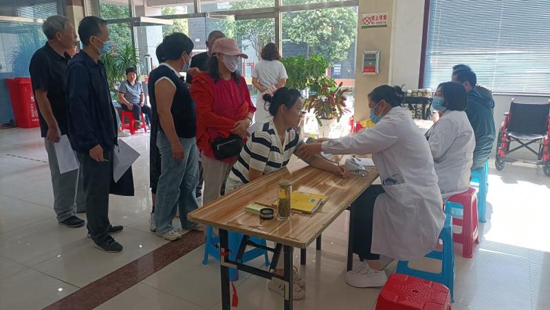 上高街道双龙社区开展“义诊传递温暖 爱眼点亮‘视’界”健康义诊活动