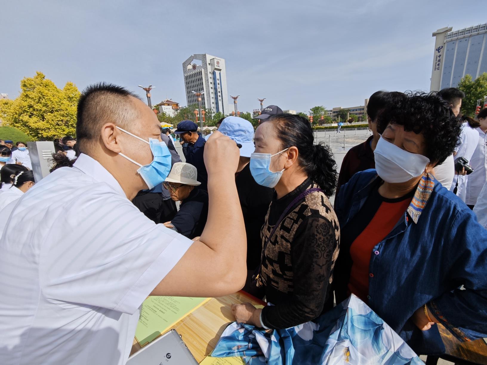 武威市开展“全国爱眼日”宣传活动