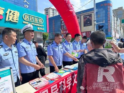 绥化交通警察兰西大队开展“护航高考 静音屏障 ”交通安全宣传活动