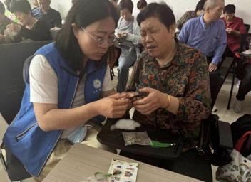 吴泰闸社区开展“巧手缝香 端午安康”志愿服务活动