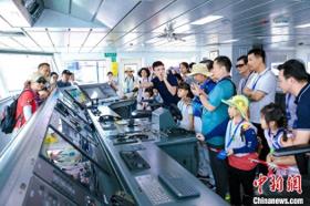 深圳举办“全国海洋宣传日”执法船市民开放活动
