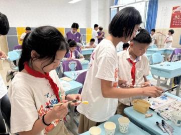 “布”里生花！济南高新区稼轩小学开展扎染体验活动