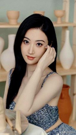 昆明最近交了好运！大美女景甜身披银色闪耀吊带裙空降品牌活动，