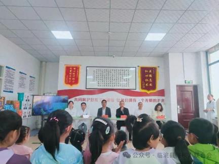 临洮县残联联合益明低视力康复机构开展爱眼日宣传活动