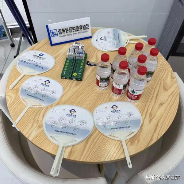 助力高考 青春护航——建行兰州广场支行开展高考志愿服务活动