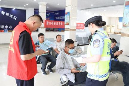 武威市公安局交警支队开展信息无障碍宣传活动