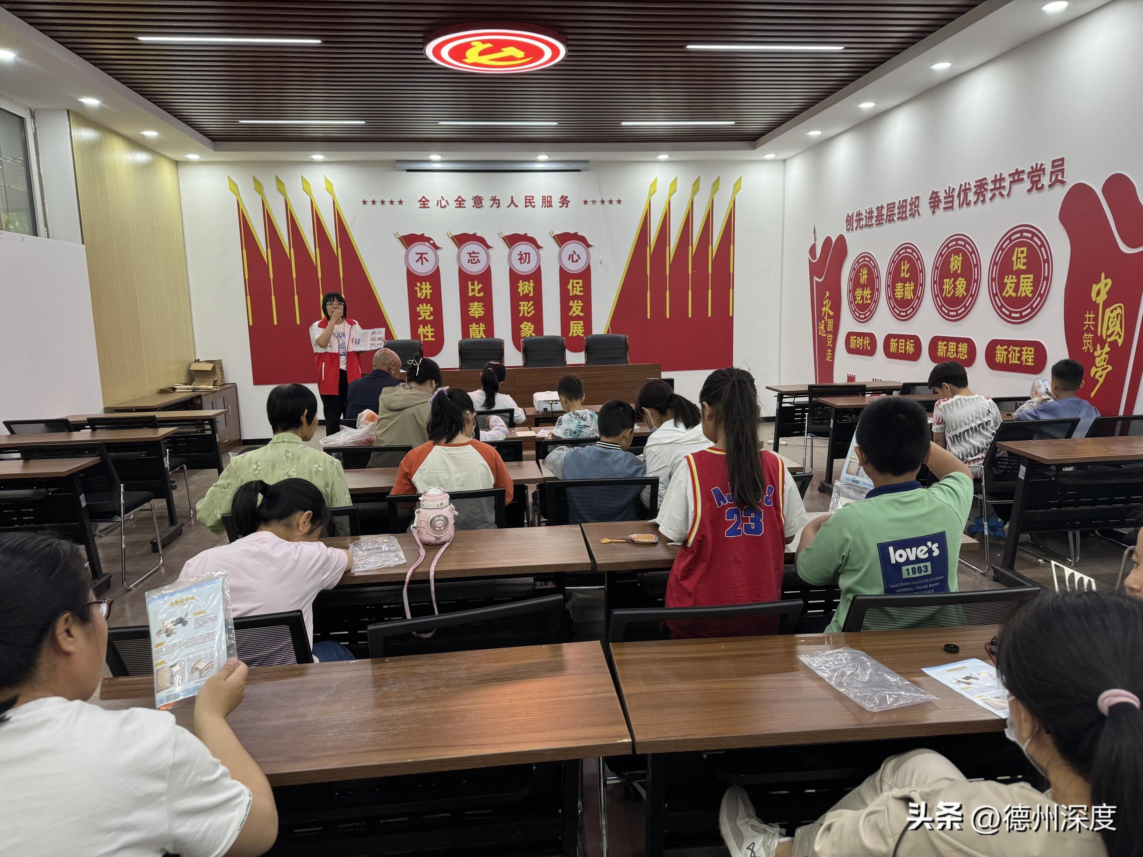 宋官屯街道艾家坊社区开展儿童电动滑翔机制作活动