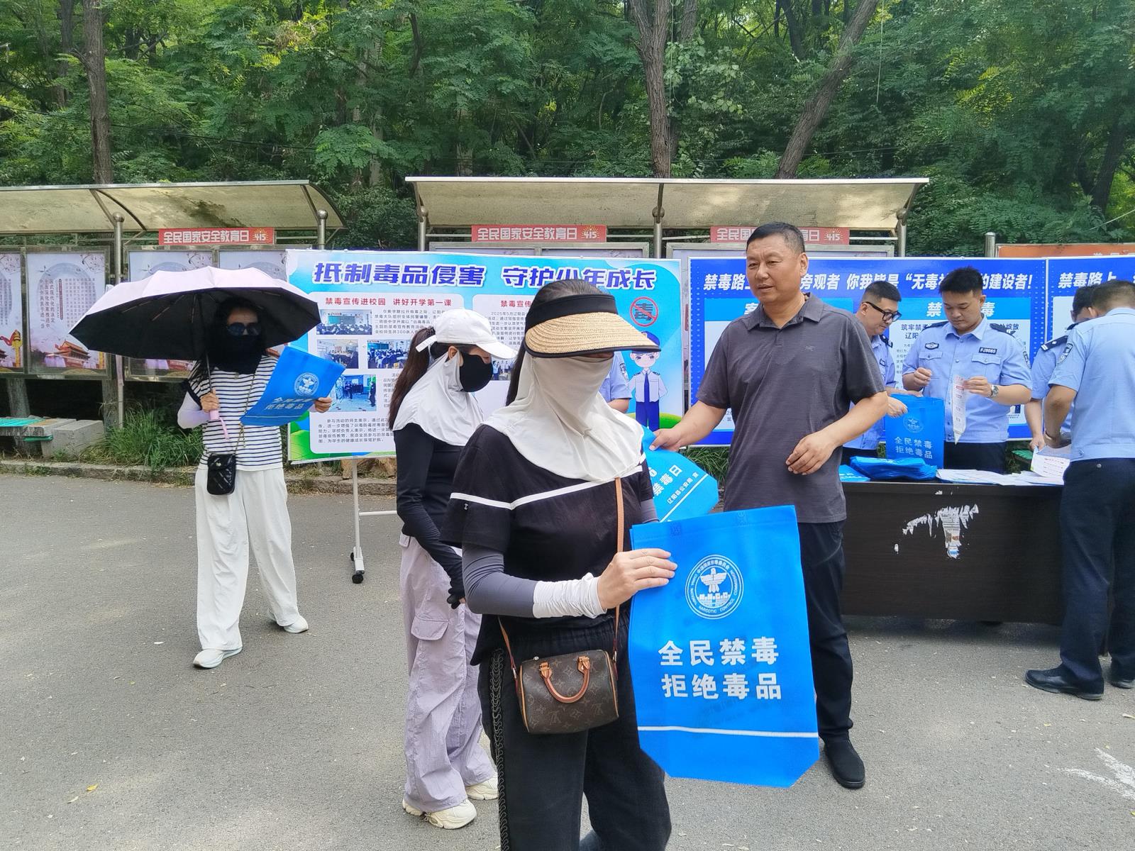 辽阳县法学会组织会员开展“6.26”国际禁毒日宣传活动