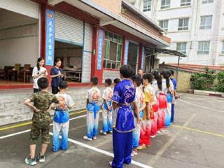 「绵阳」美籍华裔青少年走进绵阳市江油市小溪坝镇开展爱心捐赠活动