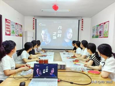 掇刀石街道关帝社区庆“七一”开展钉子画活动