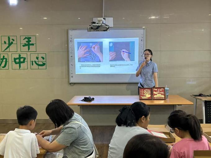 济源市博物馆开展“喜迎七一 童心献礼”手作金箔画活动