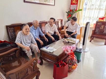 市市场监管局开展“七一”走访慰问及“光荣在党50年”纪念章颁发活动