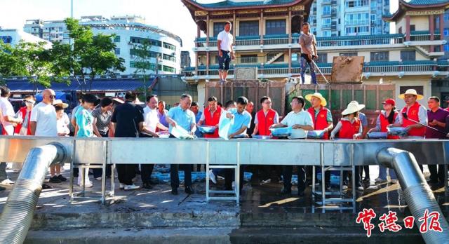 常德举办人工增殖放流活动 92万尾鱼苗“落户”沅江