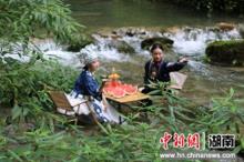 湘西德夯大峡谷景区将举行徒手擒蟹活动