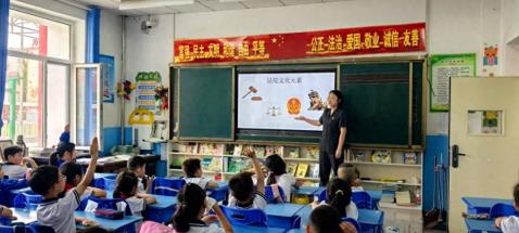 通辽市科尔沁区人民法院爱林工作室开展送法进校园宣传教育活动